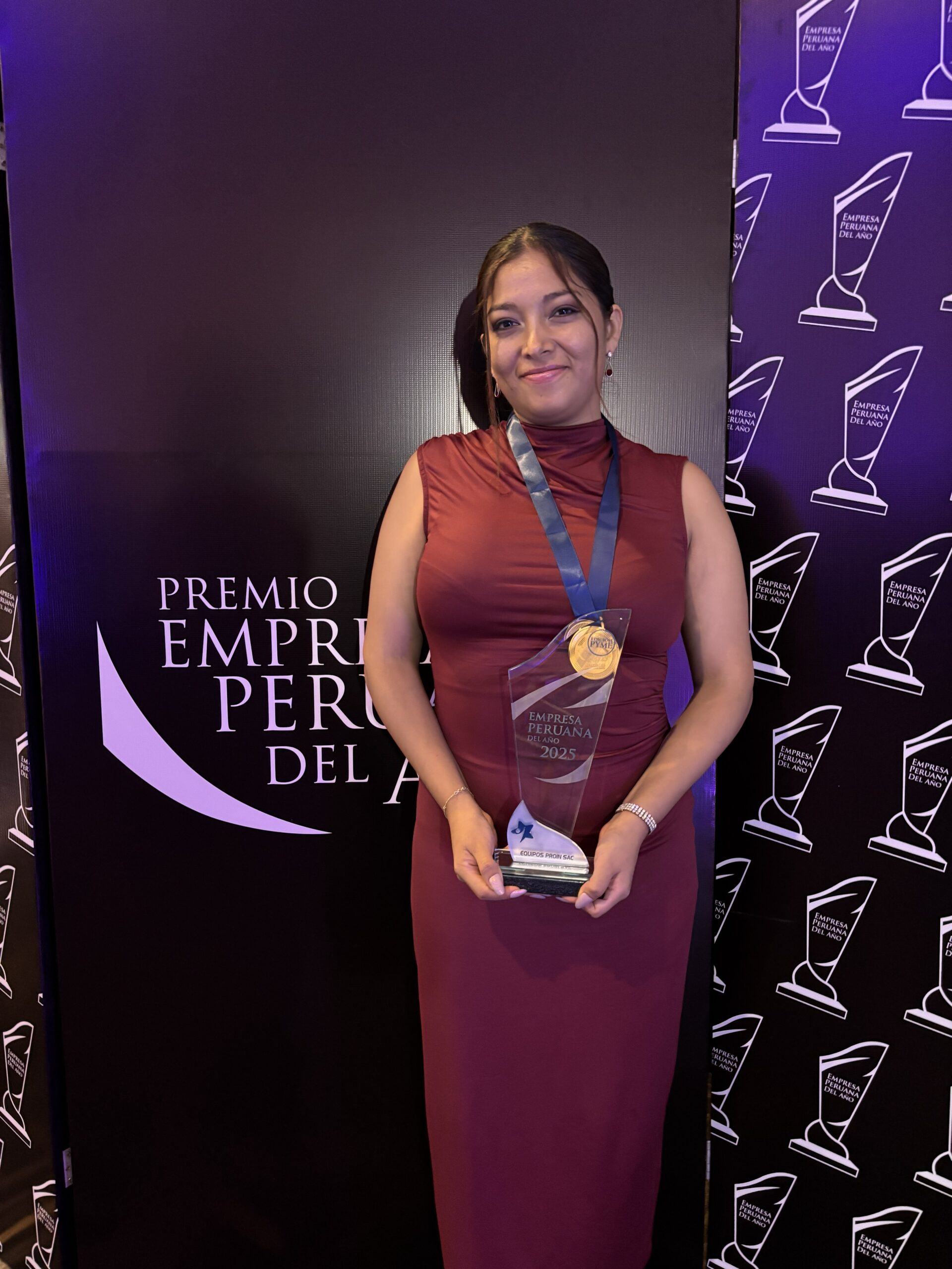 Representante de PROIN con reconocimiento Empresa Peruana del Año